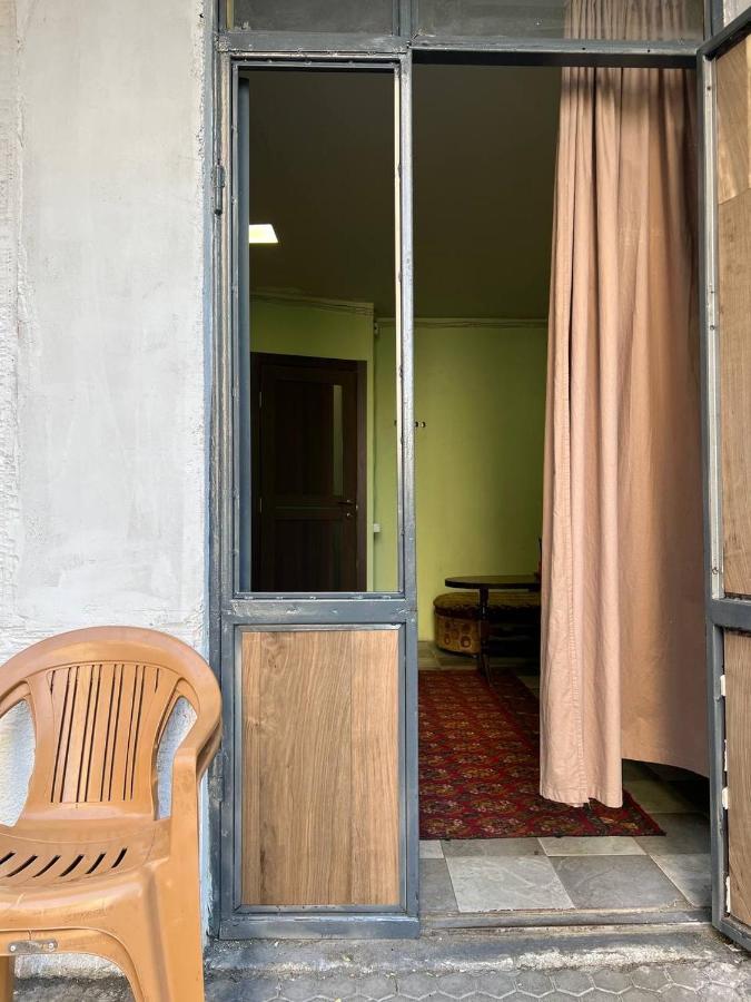 Vahe'S Family Guest House Front เยเรวาน ภายนอก รูปภาพ