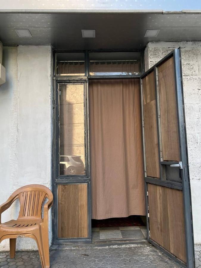 Vahe'S Family Guest House Front เยเรวาน ภายนอก รูปภาพ